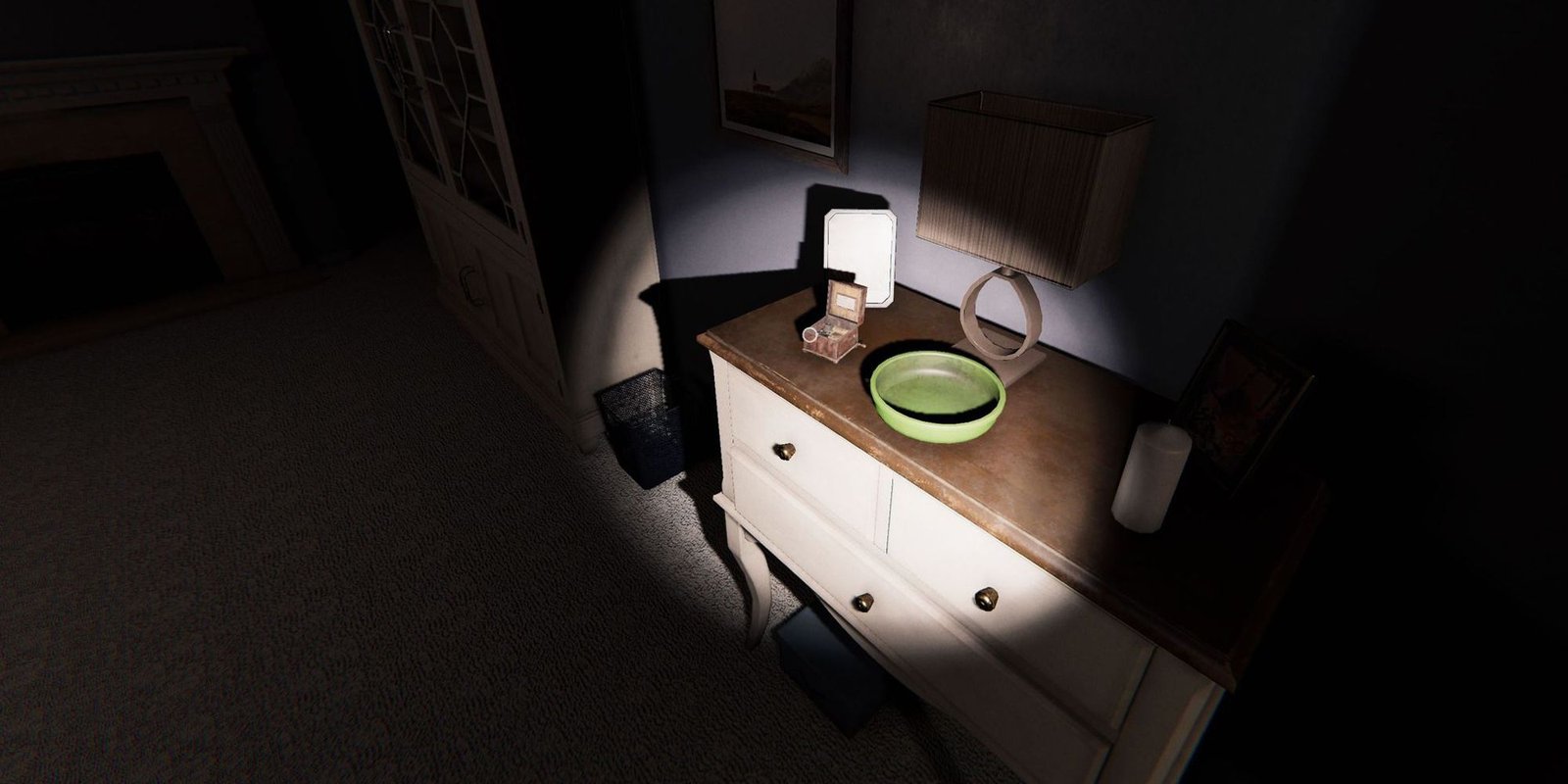 Image depicts a music box on a white dresser next to a green bowl and a lamp on Edgefield Road in Phasmophobia.