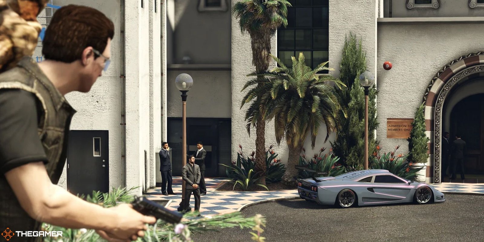 GTA Online - Players looking at a car